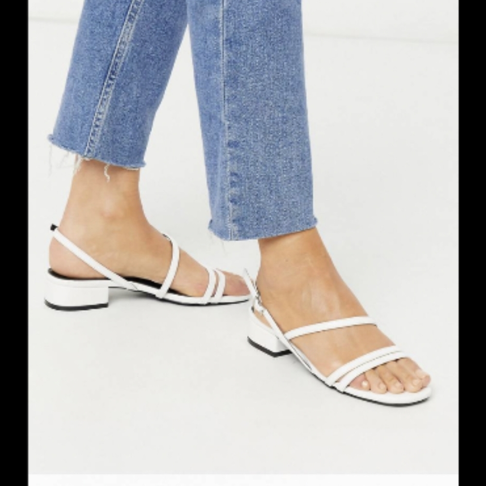 New In Box RAID Wide Fit White Ruchi Sandal Square Toe